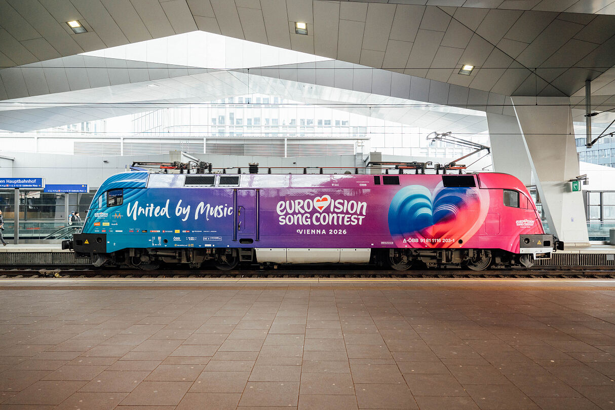 Specjalna lokomotywa kolei ÖBB z brandem Eurowizji 2026.